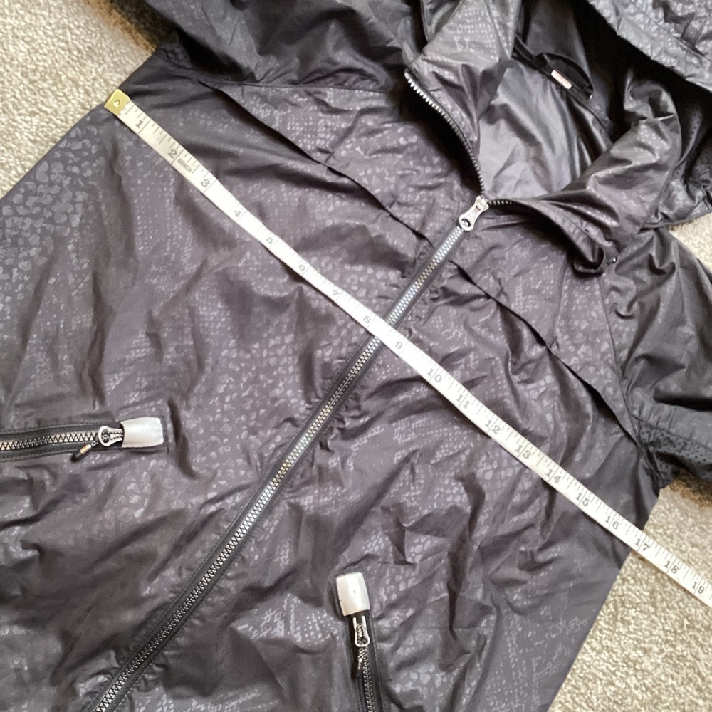 Lululemon Miss Misty Jacket II Desert Snake Embossed Black Rain Coat Hooded XS - Picture 10 of 16